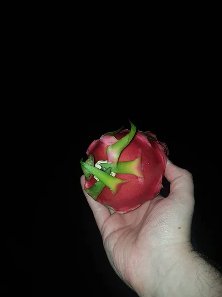 Fruta Del Dragón Mano Con Fondo Negro —  Fotos de Stock