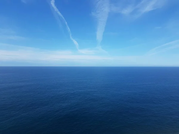 Blauwe Kalme Zee Een Blauwe Lucht Met Hemelpaden — Stockfoto