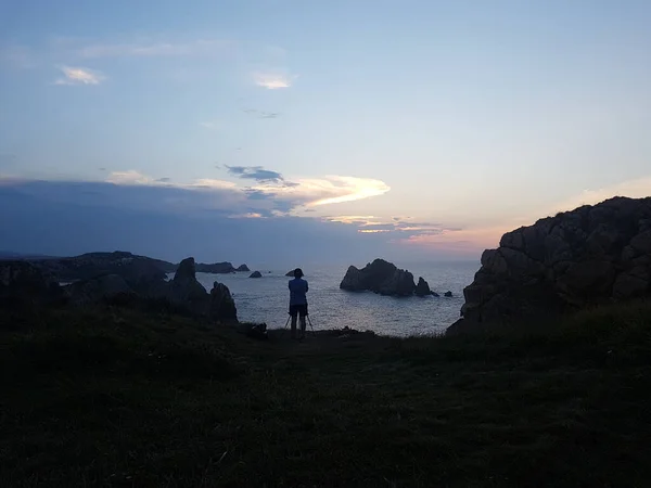 Φωτογράφος Τρίποδο Που Περιμένει Ηλιοβασίλεμα Στην Ακτή — Φωτογραφία Αρχείου