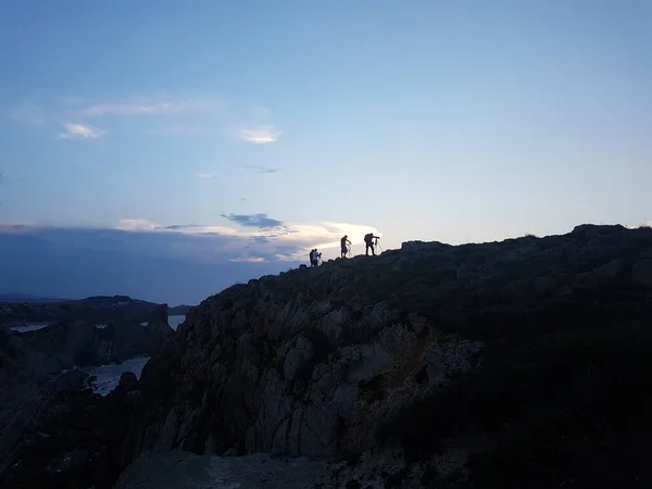 People Silhouettes Top Cliff Waiting Sunset Blue Sky Clouds — Stock Photo, Image