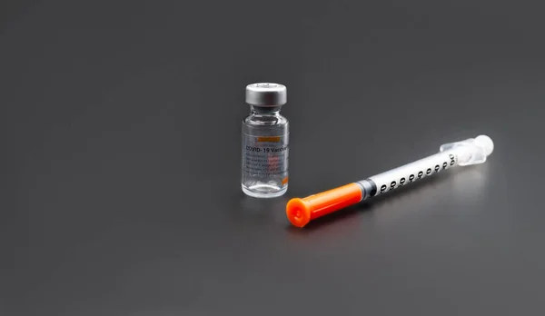 Ampul Vaccin Met Een Spuit Tegen Coronavirusinfectie — Stockfoto