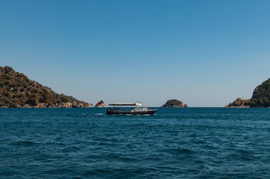 Gemi denizde yelken açıyor.