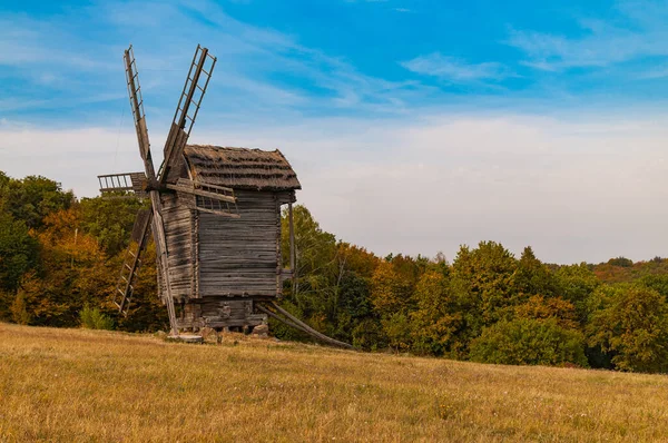 Осінній Шпалер Вітряний Млин Pirogovo Open Air Museum — стокове фото