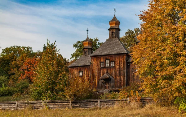 Деревянная Церковь Фоне Осенней Природы — стоковое фото