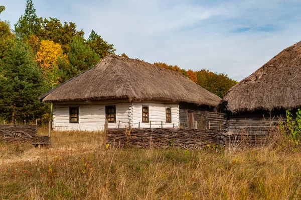 Ancienne Maison Rurale Sur Fond Nature Automnale — Photo