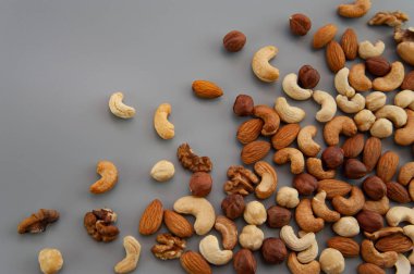 Gri arka planda farklı fındık formunda arkaplan