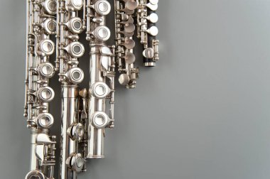 müzik aletleri gri bir yüzeye serilmiştir. 