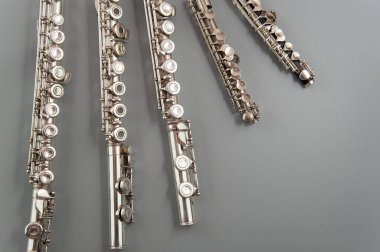 müzik aletleri gri bir yüzeye serilmiştir. 