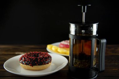 Çörekler beyaz tabakta, çaydanlıkta çay