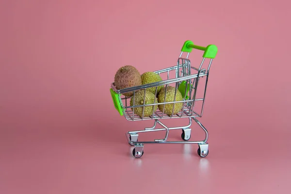 Lychee Fruits Supermarket Trolley Pink Background — 스톡 사진