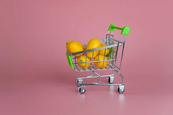 Kumquat Fruits Supermarket Trolley Pink Background — 스톡 사진