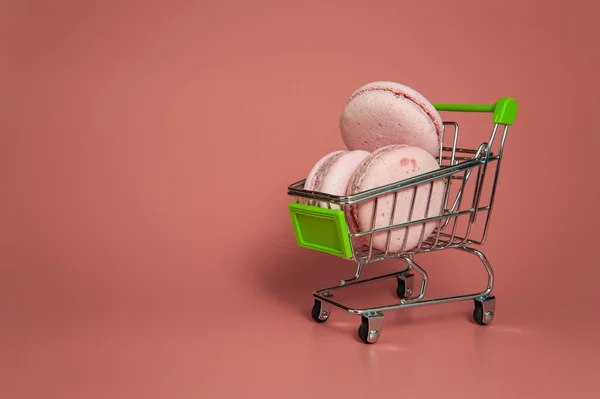 Pink Macaroon Grocery Cart Pink Background — 스톡 사진