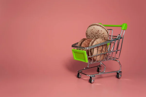 Brown Macaroon Grocery Cart Pink Background — 스톡 사진