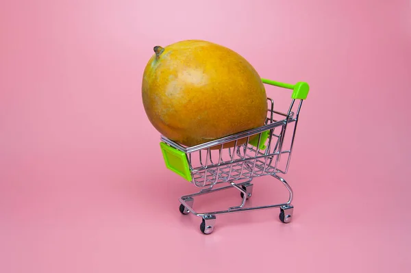 Mango Supermarket Trolley Pink Background — 스톡 사진