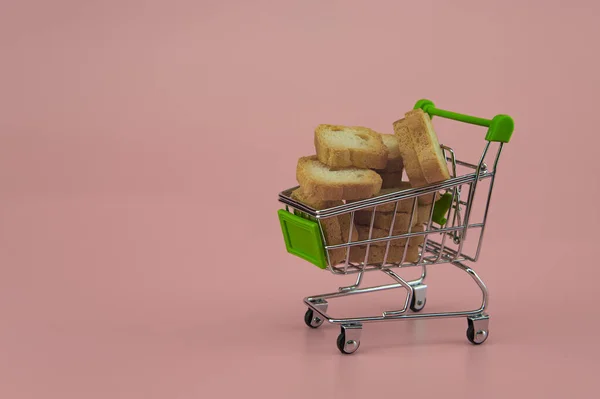 Slices Bread Supermarket Basket Pink Background — 스톡 사진