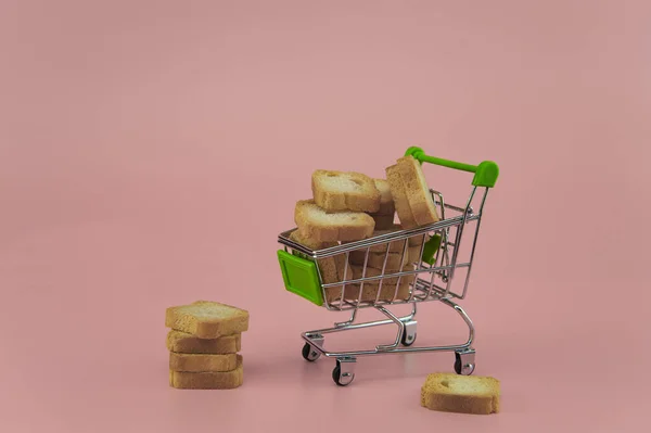 Slices Bread Supermarket Basket Pink Background — 스톡 사진