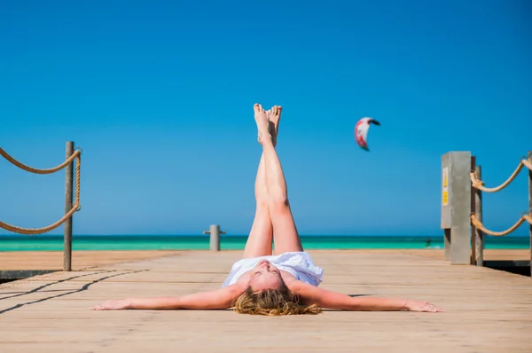 Jeune femme à la plage Image En Vente