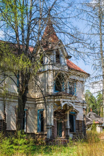 Casa infestata nel bosco — Foto Stock