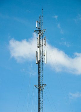 hücre kule ve radyo anteni ve mavi gökyüzü