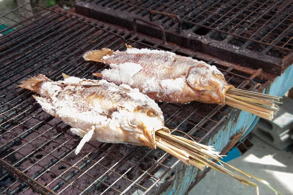 Zout gegrilde vis lokale levensmiddelen van thailand — Stockfoto