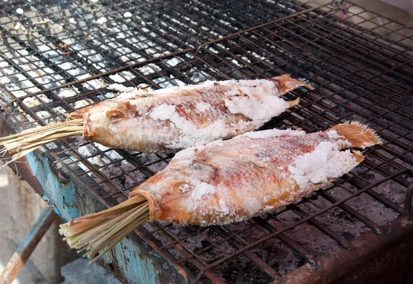 Zout gegrilde vis lokale levensmiddelen van thailand — Stockfoto