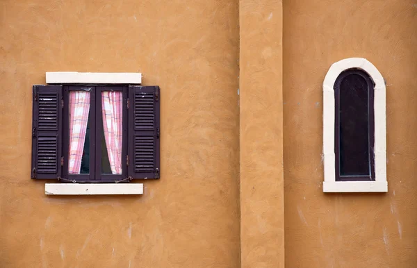 Fenêtre vintage sur mur de ciment jaune — Photo