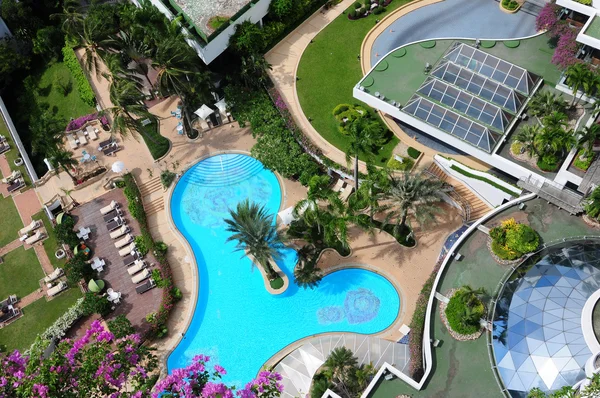 Bird's eye view of swimming pool in hotel — Stock Photo, Image