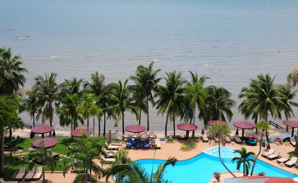 Schwimmbäder und Bar am Strand des Luxushotels, — Stockfoto