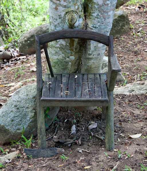 Старий дерев'яний стілець — стокове фото