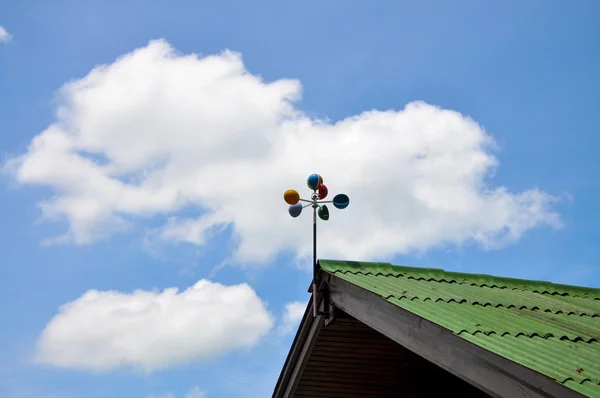 Windturbine op dak — Stockfoto