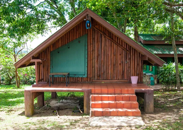 Houten huis of hut in de tuin — Stockfoto