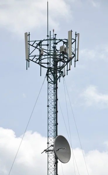 Torre celular y antena de radio —  Fotos de Stock
