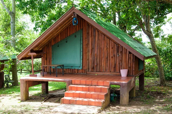 Casa de madeira ou cabana no jardim — Fotografia de Stock