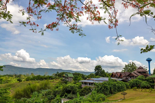 Dom na wzgórzu w Tajlandii — Zdjęcie stockowe