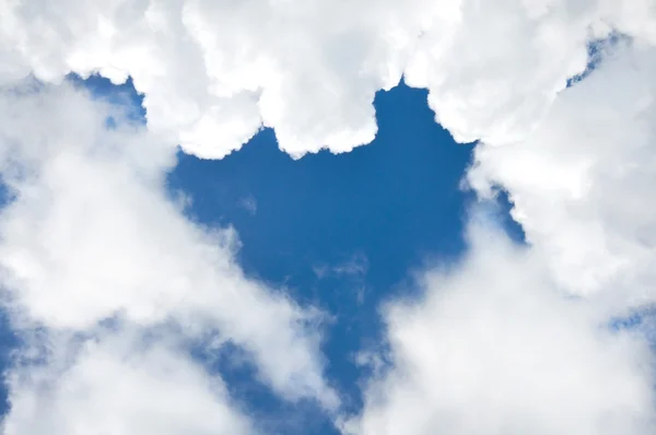 เมฆสีขาวในท้องฟ้าสีฟ้า — ภาพถ่ายสต็อก