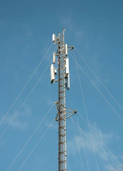 Cell tower och radio antenn — Stockfoto