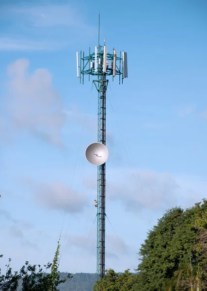 Torre celular y antena de radio —  Fotos de Stock