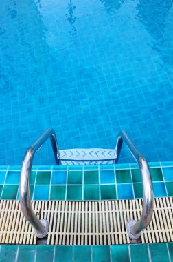 Hotel merdiven ile mavi Yüzme Havuzu