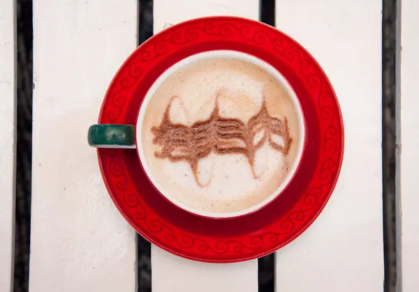 Taza de café rojo en la mesa — Foto de Stock