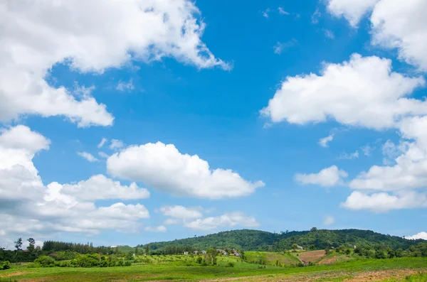 夏の山緑の草青い空の風景 — ストック写真