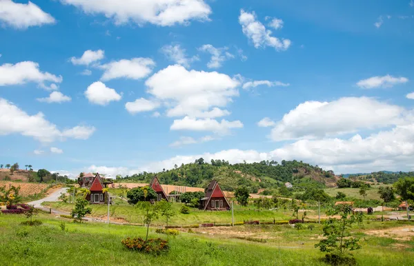 Casa en las montañas y el cielo azul paisaje —  Fotos de Stock