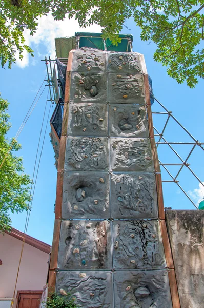 Torre de escalada. Esta es una imagen de una torre de escalada artificial —  Fotos de Stock