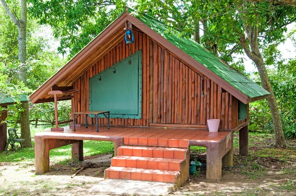 Houten huis of hut in de tuin — Stockfoto