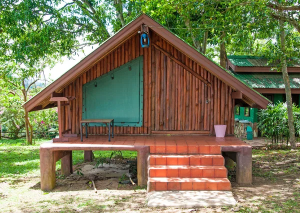 Holzhaus oder Hütte im Garten — Stockfoto