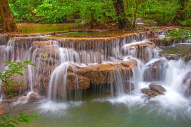 Derin yağmur ormanları orman şelale (Huay Mae Kamin Waterfall ben