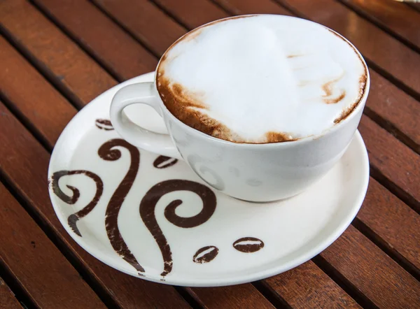 Heißer Kaffee auf dem Tisch — Stockfoto