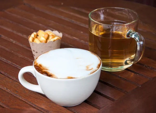 Heißer Kaffee auf dem Tisch und Tee-Snack — Stockfoto