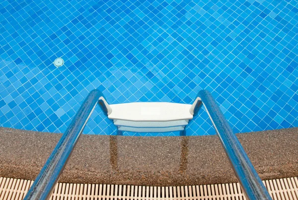Blue swimming pool with stair at hotel — Stock Photo, Image