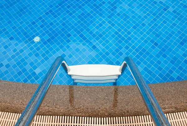 Piscine bleue avec escalier à l'hôtel — Photo