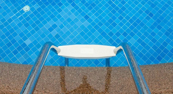 Blue swimming pool with stair at hotel — Stock Photo, Image